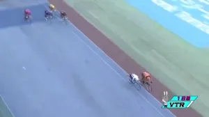 初日は後続を引きちぎっての勝利