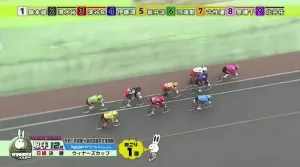 残り1周で脇本選手と北井選手が並走に、その隙を狙う4番伊藤選手