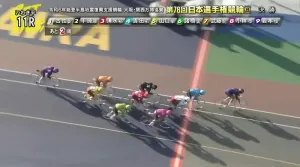 残り2周では後ろに置かれたくない単騎勢と小林選手が動く