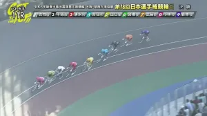 けん制しながら吉田選手の仕掛けを待つ小林選手