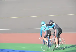 徹底先行でレースを作った吉田選手を称える平原選手
