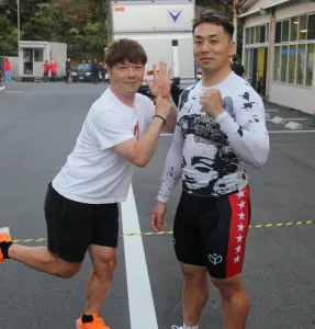 師匠の國村洋選手とツーショットをとる清水選手