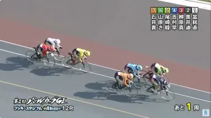 2番奥井選手が後方から仕掛けてその後ろには石井選手がマーク