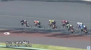 2番奥井選手がスピード良く逃げ、尾崎選手は中段捲りに