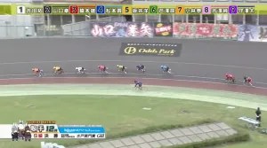 小林泰正が早くも先行態勢でペースが上がる