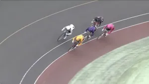 最終コーナーで吉田拓矢が発進!内を捌いた守澤太志が迫る
