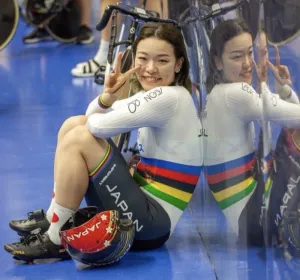 自転車競技に打ち込む佐藤水菜