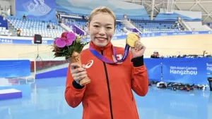 メダルを持って微笑む佐藤水菜