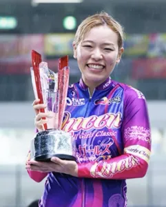 大きいトロフィーを持つ佐藤水菜