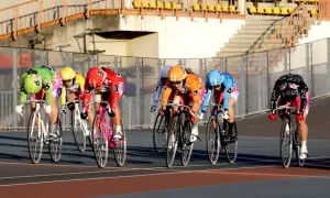 レース真っ最中のガールズケイリンの様子