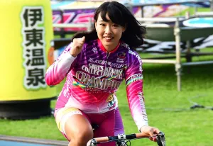 自転車に乗ってポーズを決める高木真備