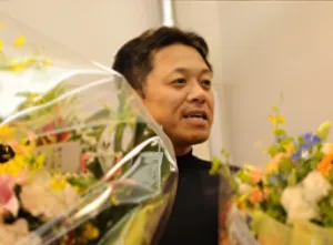 レース後に花束を受け取った笠原一人