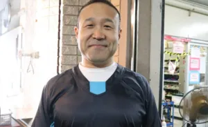 笑顔でインタビューに応える高木隆弘