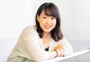 普段着でラフに写真を撮る高木真備