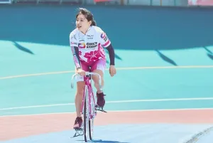 ファンの声援にこたえてバンクを走る高木真備