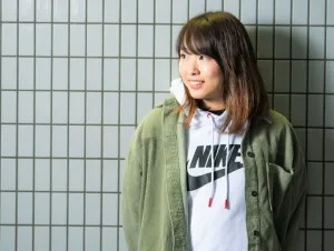 ラフなファッションでポーズする高木真備