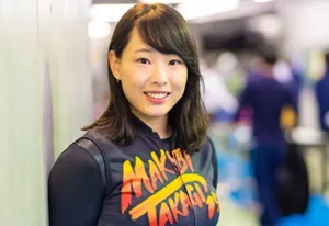 要望に応えてカメラの前に立つ高木真備