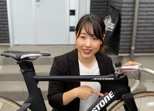 自転車のチェックをしている高木真備