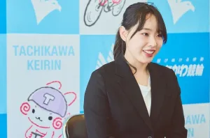 会見で受け答えする高木真備