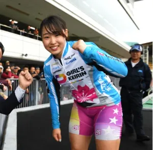 ファン近くでガッツポーズする高木真備