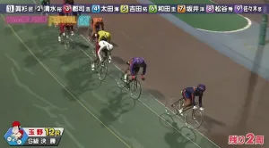 残り2周で郡司の動きをけん制し、佐々木が逃げの態勢