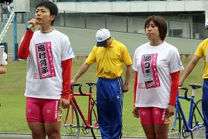 67.8cmという圧巻な太股を持つ岡村育子（左）